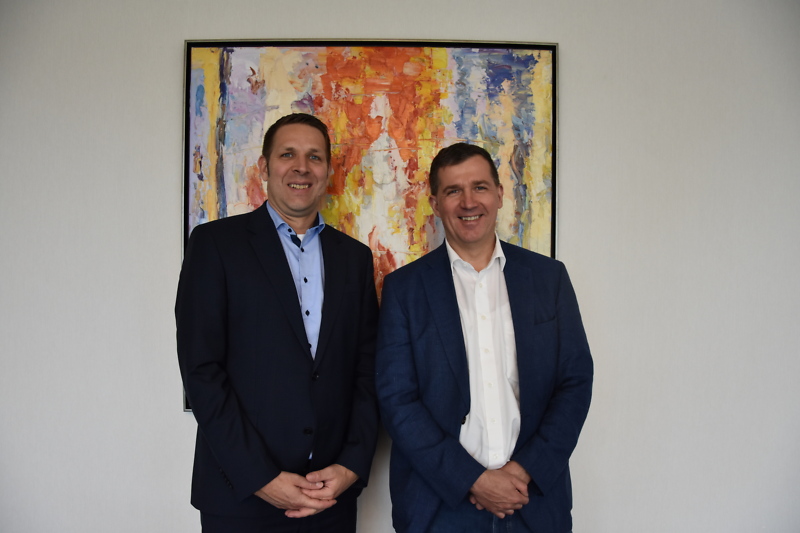 Zwei Personen - Vorstand, links Tobias Landstorfer, rechts Jürgen Schipek